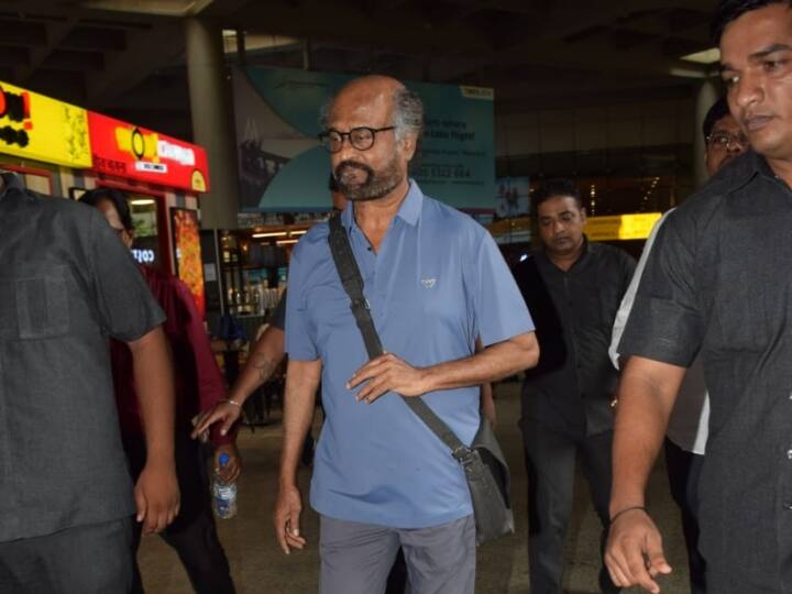 एक्टर रजनीकांत ने इस मौके पर ब्लू कलर की टी-शर्ट पहन रखी थी. इसके साथ ही बॉटम में ग्रे ट्राउजर पहन रखा था.