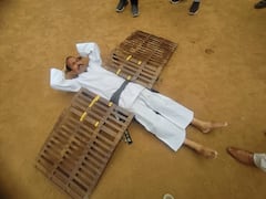 Thane News: 'आर्यन स्टमक मॅन' पंडित धायगुडे यांचा विश्वविक्रम ,  270 किलो वजनाची बाईक 150 वेळा गेली पोटावरून