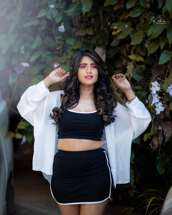 స్రవంతి చొక్కారపు అందమైన ఫోటోలు