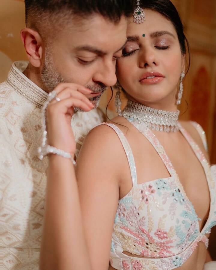 हाल ही में, दलजीत कौर पति के साथ रेस्तरां में खाना खाने गईं. इस दौरान एक्ट्रेस ने बताया कि उनके पति हमेशा फोन पर चिपके रहते हैं. उन्होंने निखिल के फोन को अपनी सौतन भी कहा था.