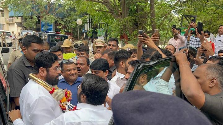 'जय भवानी जय शिवाजी'च्या घोषणा देत त्यांना खास कर्नाटकी पद्धतीची पगडी घालून स्वागत करण्यात आलं.