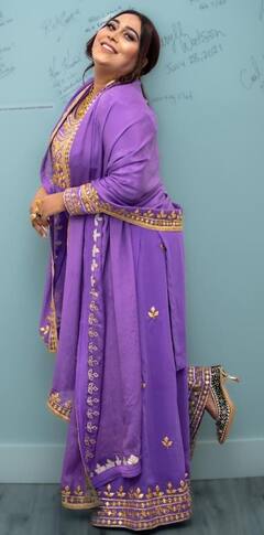 Afsana Khan: ਅਫਸਾਨਾ ਖਾਨ ਨੇ ਪੰਜਾਬੀ ਸੂਟ 'ਚ ਸ਼ੇਅਰ ਕੀਤੀਆਂ ਤਸਵੀਰਾਂ, ਹੁਣ ਓਵਰ ਮੇਕਅੱਪ ਕਰਕੇ ਹੋਈ ਟਰੋਲ