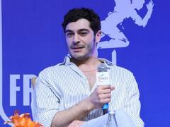 शाहरुख का सिग्नेचर स्टेप करने से लेकर मंदिर दर्शन तक, तुर्की के पॉपुलर एक्टर की इंडिया ट्रिप की वायरल पिक्स