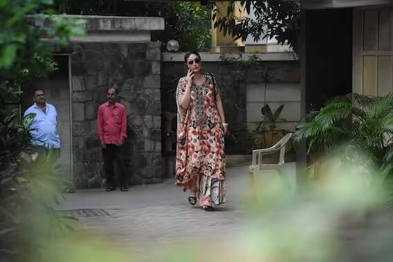 करीनानं मिनिमल मेकअप केला होता. केसही तिनं मोकळे न सोडता केसांचा बन बांधला होता. सिम्पल लूकमध्येही करीना क्लासी दिसत होती.