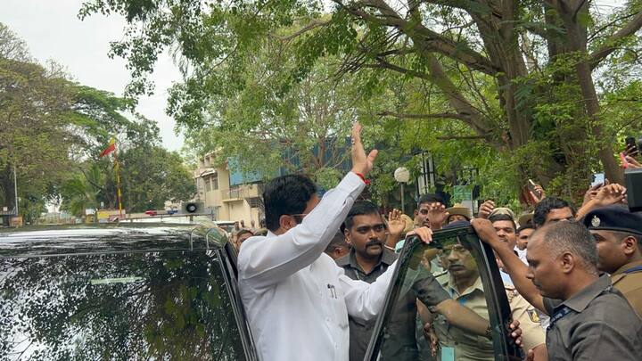 मुख्यमंत्री एकनाथ शिंदे (CM Eknath Shinde) यांचे बंगळुरु येथील एचएएल विमानतळावर जंगी स्वागत करण्यात आले.