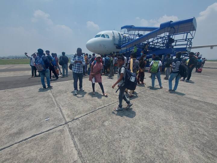 Special aircraft with stucked students from Manipur reaches shamshabad Hyderabad: మణిపూర్‌ నుంచి హైదరాబాద్‌కు చేరిన విద్యార్థులు - రాత్రికి మరికొంత మంది