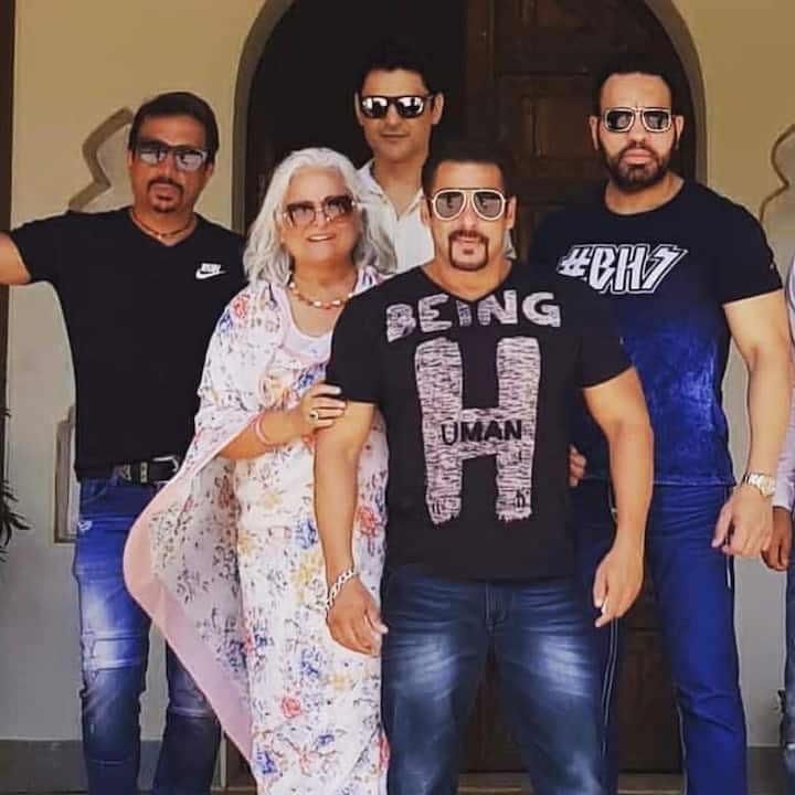 सलमान खान ही नहीं उनके फैमिली के साथ भी जॉर्डी की खास बॉन्डिंग हैं. कई बार अरबाज खान, सुहैल खान के अलावा सलमान खान के घर के बाकी सदस्यों के साथ वो तस्वीरों में नजर आ चुके हैं.