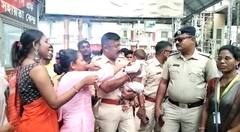 পথশিশুর অন্নপ্রাশন হাওড়া স্টেশনে, সাক্ষী বিহ্বল যাত্রীরাও