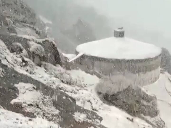 वहीं हिमाचल प्रदेश के कुल्लू, मनाली, लाहोल एंड स्पीती, चांबा, कांगड़ा, मंडी और सिरमौर में बर्फबारी हुई. जानकारी के मुताबिक, यहां भारी बारिश की वजह से कई पेड़ उखड़ गए, कई घरों को नुकसान हुआ है.