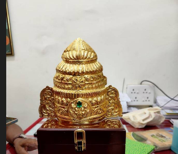 तर कोलकाता येथील एका भक्ताने 32 लाख रुपये किमतीचा सोन्याचा मुकूट अर्पण केला होता.