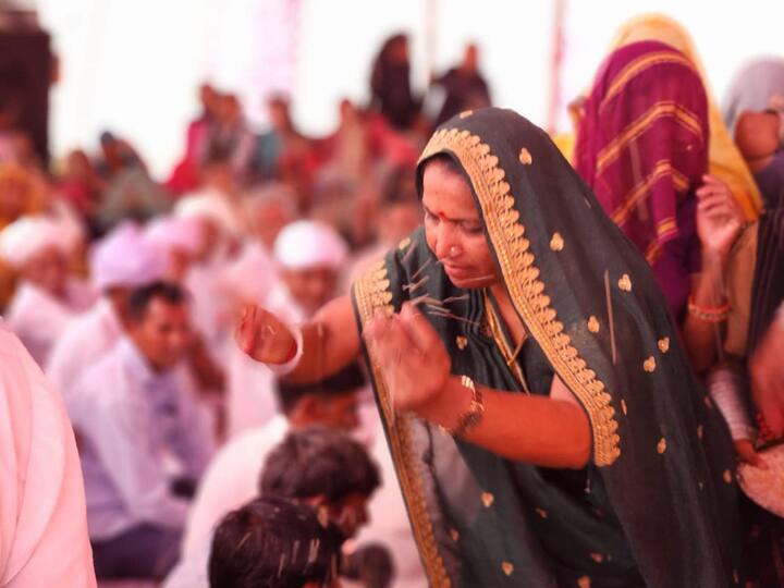 દિયોદરના કોતરવાડા ગામે લગ્ન પ્રસંગમાં મામેરા સમયે બંદૂક હાથમાં રાખી હોવાનો ફોટો વાયરલ થયો છે.
