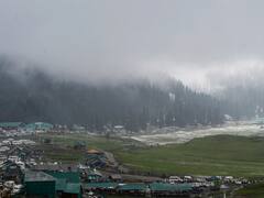 Kashmir Weather: कश्मीर में अचानक हुई बर्फबारी से पयर्टक खुश, देखें तस्वीरें