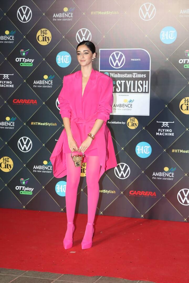 अनन्या पांडे ऑल-पिंक आउटफिट में काफी ग्लैमरस लग रही थीं. इसे उन्होंने मैचिंग टाइट्स और हील्स के साथ पेयर किया था.