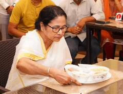 Mamata Banerjee: নবান্নের ক্যান্টিনে হাজির মুখ্যমন্ত্রী, কথা বললেন কর্মীদের সঙ্গে, পরখ করলে খাবারও
