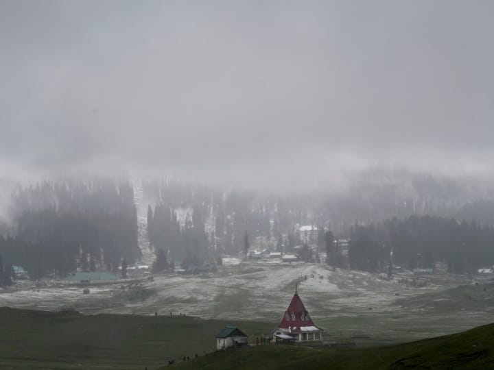 Kashmir Weather Today: मौसम विभाग ने पर्यटकों को कश्मीर की यात्रा के लिए गर्म कपड़े लाने की एडवाइजरी जारी की है.