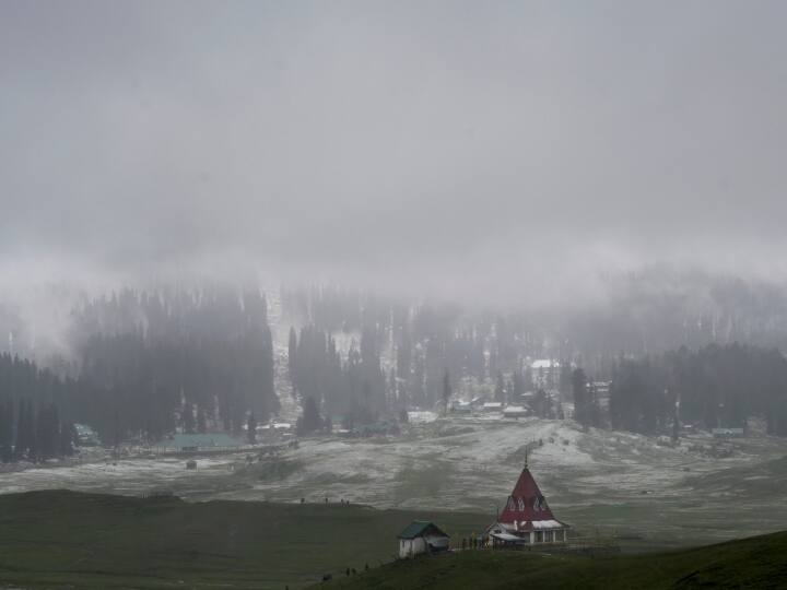 ट्रैवल एंड टूर ऑपरेटर्स एसोसिएशन (TAAK) के अध्यक्ष फारूक काटू ने एयरलाइनों के टिकट में आई अचानक वृद्धि को नियंत्रित करने के लिए केंद्रीय विमानन मंत्रालय और पीएमओ और गृह मंत्रालय से हस्तक्षेप करने की अपील की है. उन्होंने कहा, 