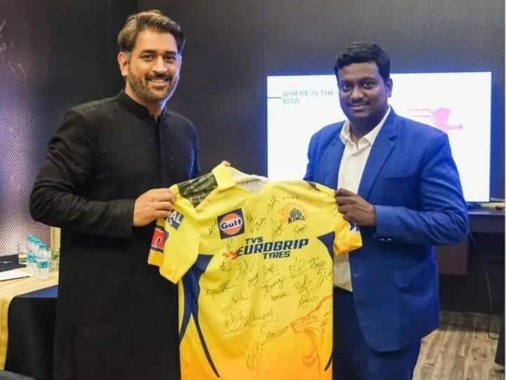 IPL 2023 MS Dhoni gifted a signed jersey of all CSK players see pic MS Dhoni in IPL: क्या धोनी ने दे दिया रिटायरमेंट का इशारा? साइन की हुई जर्सी टीम को की गिफ्ट