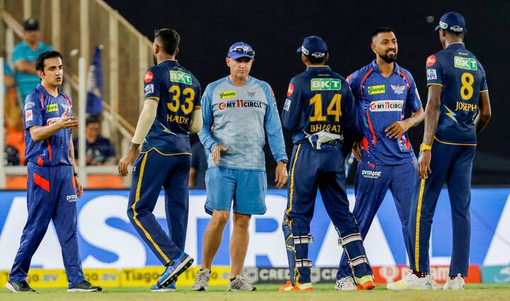 विराट कोहलीनेही साहाच्या या खेळीचे कौतुक केलं आहे. रिद्धिमानचा हा दमदार फॉर्म पाहता अजिंक्य रहाणेप्रमाणेच साहाचीही टीम इंडियात पुन्हा एन्ट्री होण्याची शक्यता वर्तवली जात आहे.