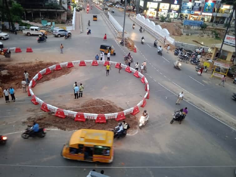 Temporary roundabout system at Thanjavur river bridge area TNN தஞ்சாவூர் ஆற்றுப்பாலம் பகுதியில் தற்காலிக ரவுண்டானா அமைப்பு