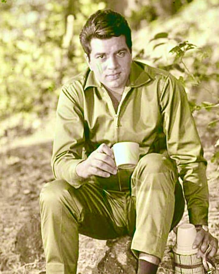 धर्मेंद्र को बॉलीवुड का हीमैन कहा जाता है. जिन्होंने अपने वक्त में इंडस्ट्री की हर बड़ी हीरोइन के साथ काम किया है. कहते हैं कि धर्मेंद्र अक्सर अपने मजाकिया अंदाज में सेट पर अपनी कोस्टार के साथ फ्लर्ट किया करते थे. जिसकी वजह से एक बार एक्ट्रेस तनुजा ने उन्हें तमाचा जड़ दिया था. चलिए जानते हैं क्या है पूरा मामला...