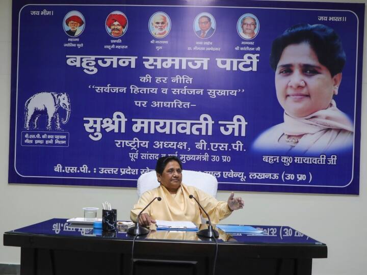 वकालत की पढ़ाई पूरी करने के बाद मायावती आईएएस बनने की तैयारी में जुट गईं. आईएएस की परीक्षा की तैयारी करते हुए मायावती ने अपने आस-पास के बच्चों को पढ़ाना भी शुरु कर दिया.