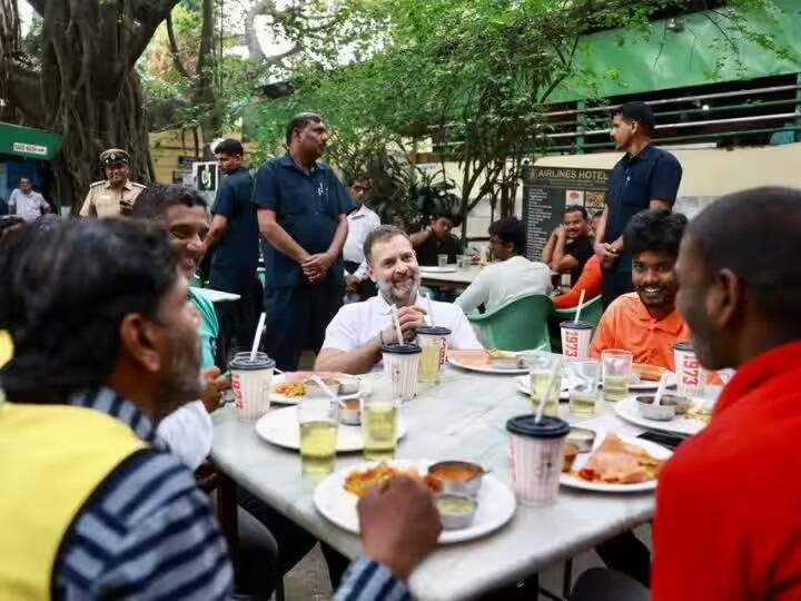 Karnataka Assembly Elections: Rahul Gandhi eats masala dosa with delivery partners, rides on scooter Karnataka Assembly Elections: રાહુલ ગાંધીએ ડિલિવરી પાર્ટનર સાથે મસાલા ઢોસાની મજા માણી, સ્કૂટર પર કરી સવારી, જોવા મળ્યો અનોખો અંદાજ