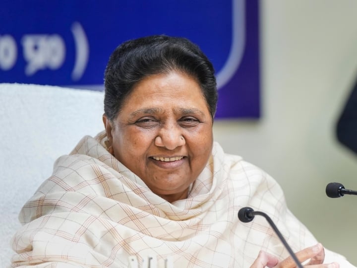 मायावती ने अपने राजनीतिक जीवन में कदम रखने से पहले वकालत की पढ़ाई की और आईएएस बनने का सपना देखा.