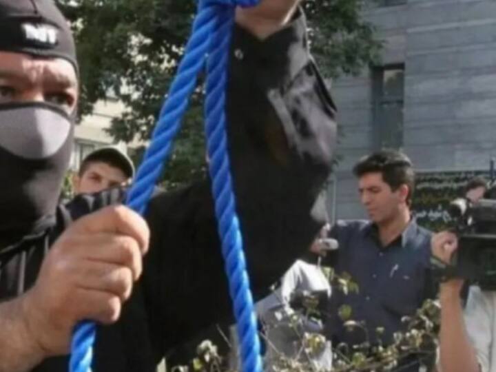 ईरान में जब भी फांसी देने की बात आती है, तो वो ये नहीं देखता है कि सामने कौन है. पिछले ही साल ईरान में खुफिया जानकारी देने के आरोप में देश के पूर्व उप रक्षा मंत्री अलिर्जा अकबरी को फांसी दे दी थी.