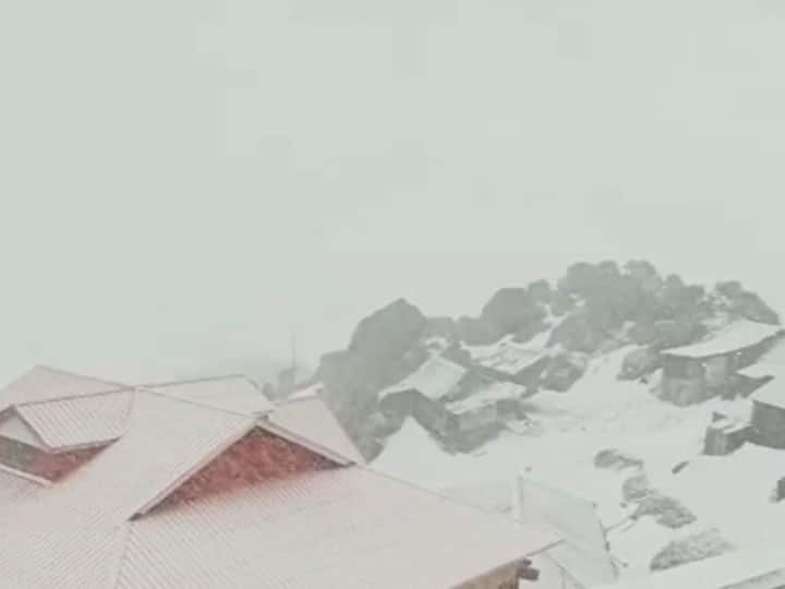 इसके साथ ही किन्नौर की ऊंची चोटियां एक बार फिर से बर्फबारी से ढक गईं. राजधानी शिमला में भी तेज बारिश दर्ज की गई. इससे प्रदेश में एक बार फिर ठंड की वापसी हो गई है. मौसम विभाग ने सात और आठ मई को प्रदेशभर में 'येलो और ऑरेंज अलर्ट' जारी किया है.