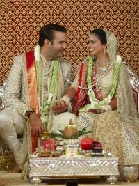 ईशा अंबानी की शादी में खाना परोसते नज़र आए थे ये सुपरस्टार्स