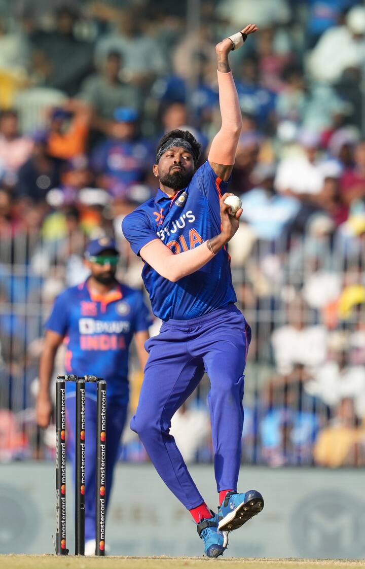 கடந்த ஆண்டு அறிமுகமான குஜராத் அணிக்கு கேப்டனாக வழிநடத்தி முதல் ஐபிஎல் கோப்பையை வென்றார்.