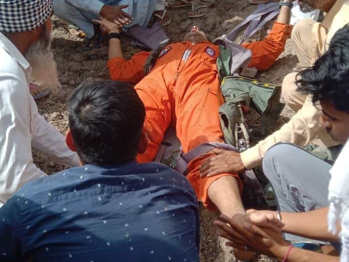 Army helicopter crash in Hanumangarh Rajasthan pilot and co-pilot saved their lives two died after plane fell on house Army MIG-21 Crash: राजस्थान में मिग-21 लड़ाकू विमान क्रैश होकर मकान पर गिरा, दो लोगों की मौत, पायलट पैराशूट से कूदा
