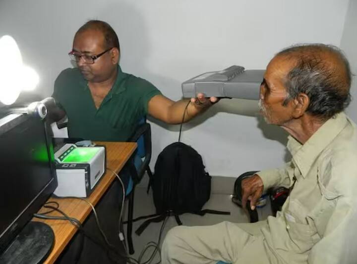 આધાર કાર્ડ પર છપાયેલ QR કોડ વડે પણ તેની ચકાસણી કરવી શક્ય છે. આ માટે તમારે તમારા મોબાઈલમાં mAadhaar એપ ડાઉનલોડ કરવાની રહેશે. તમે આ એપને ગૂગલ પ્લે સ્ટોર અથવા અન્ય ઓફિશિયલ એપ સ્ટોર પરથી ડાઉનલોડ કરી શકો છો.