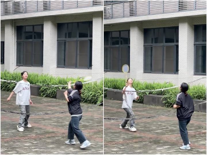 Two girls were seen playing badminton with same racket video goes viral एक ही रैकेट से बैडमिंटन खेलती नजर आईं दो लड़कियां, ऐसा वीडियो शायद ही देखा होगा