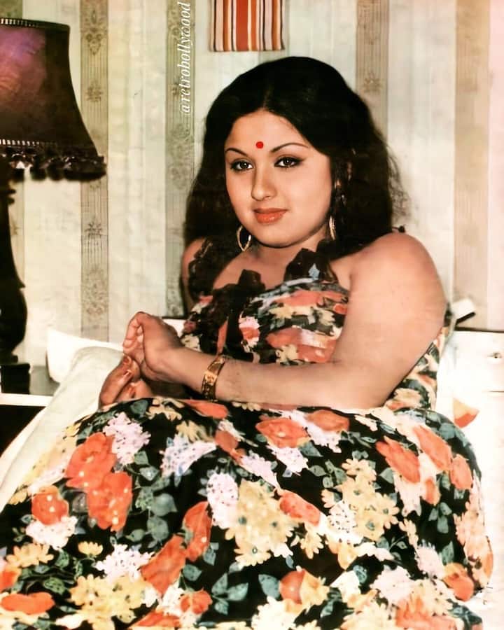 लेकिन ये बात बहुत कम लोग जानते हैं कि एक्ट्रेस ने पर्दे पर जितनी शोहरत हासिल की उतनी दर्दभरी भरी उनकी पर्सनल लाइफ रही. एक्ट्रेस ने छोटी सी उम्र में ही सिद्धार्थ बंडोकर से शादी कर ली थी. लेकिन शादी के कुछ वक्त बाद ही सिद्धार्थ की एक दुर्घटना में मौत हो गई और एक्ट्रेस 25 साल की उम्र में ही विधवा हो गईं.