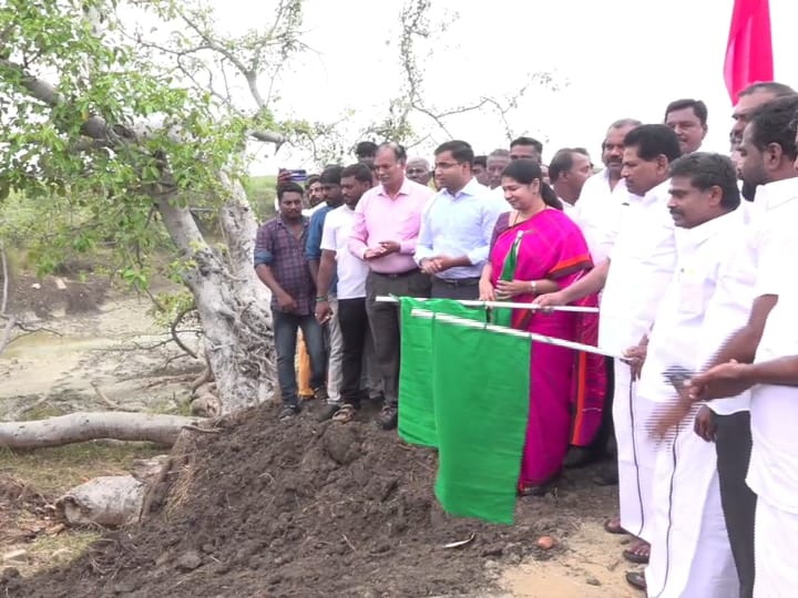 பொதுப்பணித்துறை சார்பில் ரூ 12 கோடியில் தூத்துக்குடி கோரம்பள்ளம் குளம் தூர்வாரும் பணி துவக்கம்