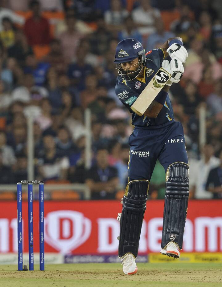 2016ல் தனது முதல் ஒரு நாள் போட்டியை நியூஸிலாந்து அணிக்கு எதிராக விளையாடினார்.  3 வடிவிலான கிரிக்கெட் போட்டிகளிலும் 4,000 ரன்களுக்கு மேல் குவித்துள்ளார்.