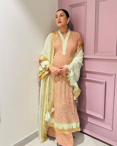 PICS: टाइट हाई-नेक ड्रेस में प्रेग्नेंट Gauahar Khan ने कराया मैटरनिटी फोटोशूट, फ्लॉन्ट किया अपना बेबी बंप