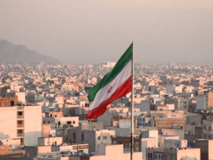 ईरान एमनेस्टी इंटरनेशनल में मानवाधिकार के रिपोर्ट के अनुसार ईरान साल 2023 में अबतक 194 लोगों को फांसी दे चुका है, जिसका मतलब है हर घंटें में 6 लोगों को फांसी दी जाती है.