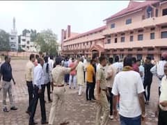 दुर्ग: बच्चों के धर्मांतरण को लेकर हिंदू संगठनों ने स्कूल में किया हंगामा, तहसीलदार ने कही ये बात