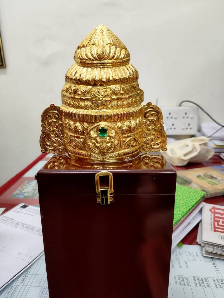 या मुकुटाची किंमत 24 लाख रुपये असून देवस्थान समिती कार्यालयात व्यवस्थापकांकडे हा मुकूट सुपूर्द करण्यात आला.