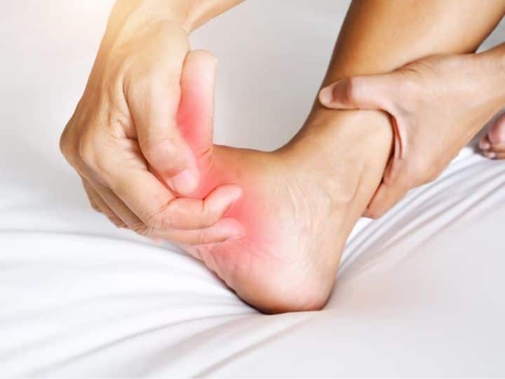 Signs of Cholesterol in Body Changing Toes Pain in Legs पैर के अंगूठे में दिखने लगे ये बदलाव तो तुरंत हो जाएं अलर्ट! हो सकती है ये खतरनाक बीमारी