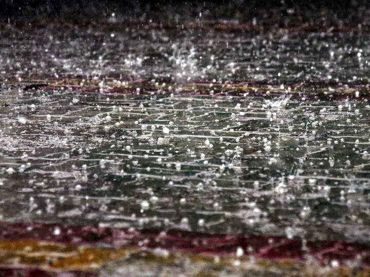 गो-एयर के दिवालिया होने के बाद टिकट की कीमतों में 200-300 फीसदी की बढ़ोतरी दर्ज की गई है.