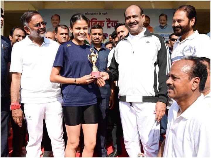 Om Birla inaugurated synthetic running track in shrinathpuram sports complex in kota ann Kota: कोटा के एथलीटों को ओम बिरला की बड़ी सौगात! अब मिट्टी नहीं सिंथेटिक ट्रैक पर कर पाएंगे प्रैक्टिस