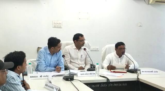 Banaskantha: કાંકરેજના ધારાસભ્ય અમૃતજી ઠાકોરના આકરા તેવર, અધિકારીઓને ખખડાવ્યા Kankerej MLA Amritji Thakor on UGVCL Officer Banaskantha: કાંકરેજના ધારાસભ્ય અમૃતજી ઠાકોરના આકરા તેવર, અધિકારીઓને ખખડાવ્યા