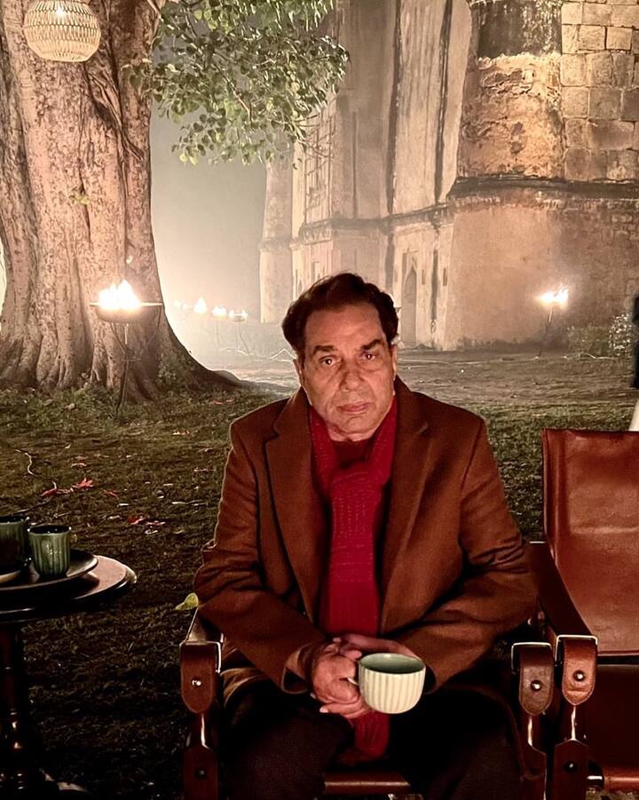 वर्कफ्रंट की बात करें तो धर्मेंद्र आज भी बॉलीवुड में सक्रिय है. बहुत जल्द एक्टर करण जौहर की फिल्म ‘रॉकी और रानी की प्रेम कहानी’ में नजर आने वाले हैं.