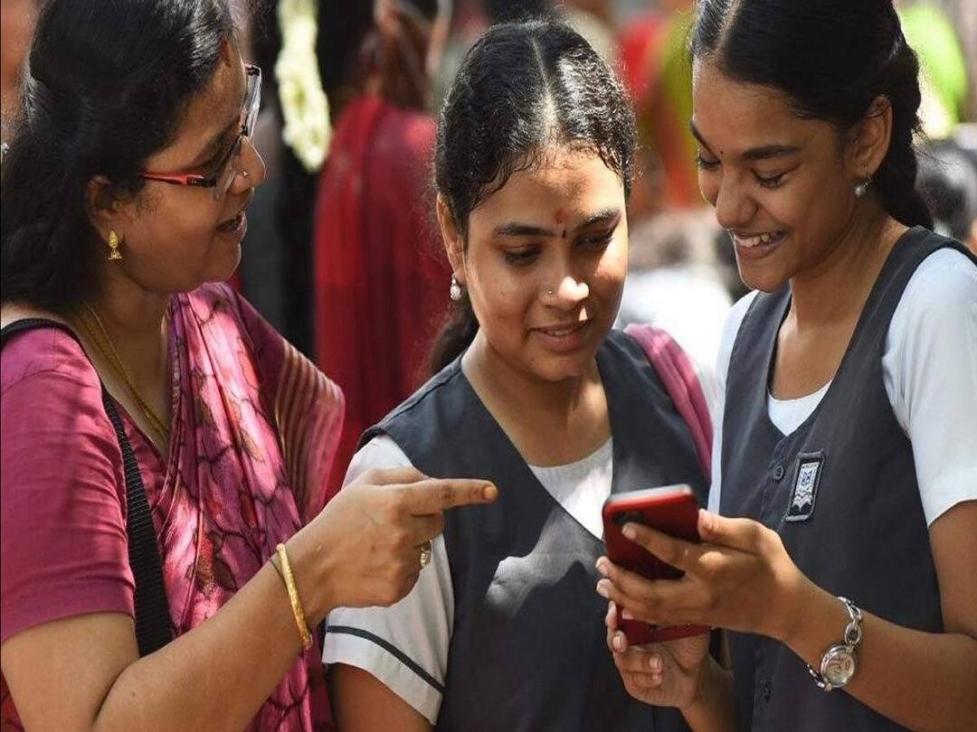 Thanjavur  TN 12th Result:  62 பள்ளிகள் 100 சதவீதம் தேர்ச்சி பெற்று சாதனை - கல்வியில் கலக்கிய தஞ்சை மாவட்டம்