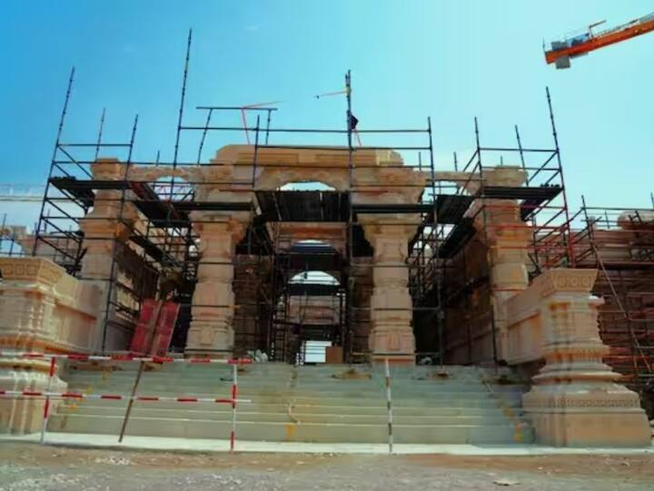 અયોધ્યામાં રામ મંદિર નિર્માણનું કામ ઝડપથી ચાલી રહ્યું છે. આ ભવ્ય મંદિર બનાવવાની કમાન રામ મંદિર ટ્રસ્ટને સોંપવામાં આવી છે.