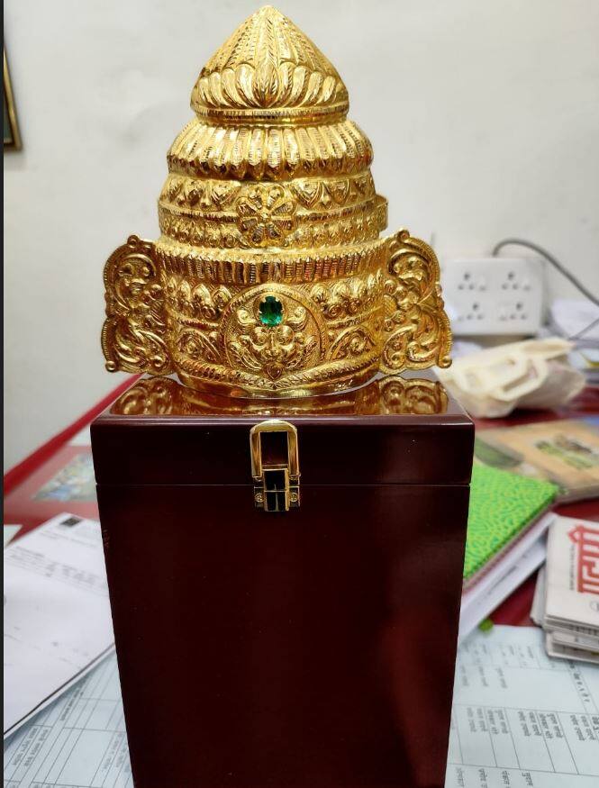 त्यानंतर आता 47 तोळे सोन्याचा दुसरा मुकूट देवस्थानच्या खजिन्यात जमा झाला आहे. नाव जाहीर न करण्याच्या अटीवर संस्थानने ही माहिती दिली.