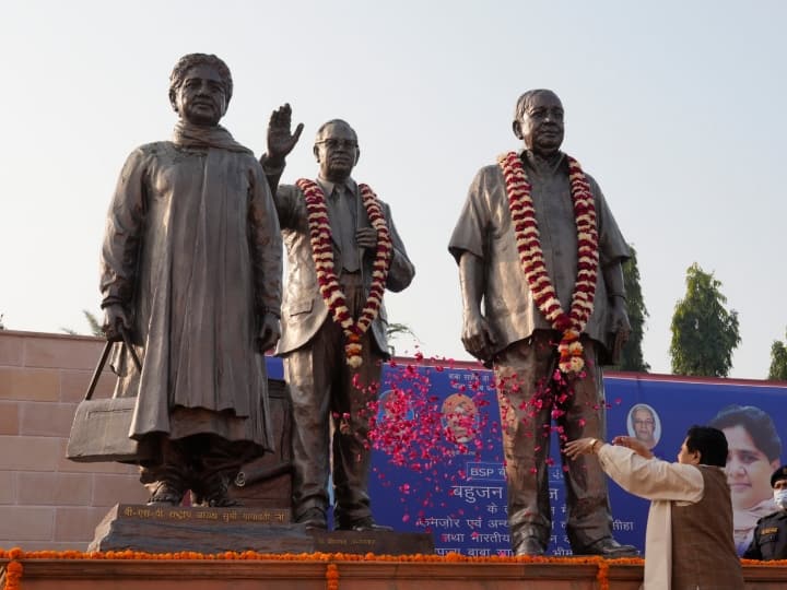 साल 1977 के दौरान मायावती की मुलाकात दलितों के प्रमुख नेता कांशीराम के साथ हुई. उस दौरान कांशीराम मायावती की बोलने की कला से प्रभावित हुए.